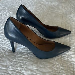 NWOT Gayle Calvin Klein Navy Pointy Toe Heel Silver embellishment
